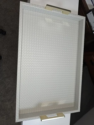 NUEVA Bandeja de Cuero Sintético Blanco Manijas de Barra Dorada Detalles de Puntada Bandeja para Servir LEER Foto 1 de 2