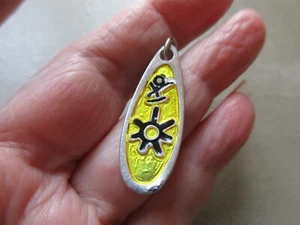 VINTAGE YELLOW BLACK ENAMEL SILVER TONE SURF SKATEBOARD ETHNIC TRIBAL TAG CHARM - Picture 1 of 3