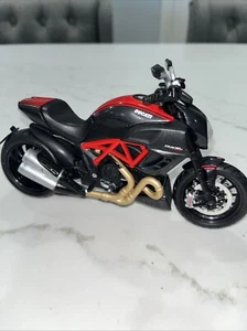 Maisto Ducati Diavel Black/Red Motorcycle - Picture 1 of 6