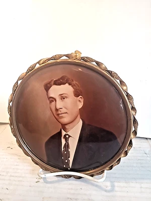 Antiguo marco de metal redondo Art Nouveau y retrato-Columbia Portrait Co esmalte curvo Foto 1 de 4