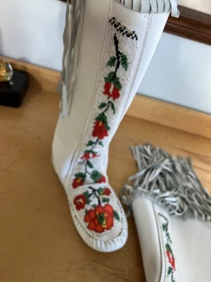 Taos Women's White Beaded Fringe Hightop Moccasin Boots Size 9 Incomplete - Image 1 of 4
