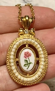 Vintage AVON Lovely Gold Tone Ceramic Rose/Faux Pearl Pendant 30” Chain Necklace - Picture 1 of 16