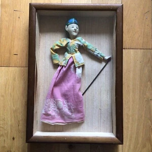 Ancienne marionnette de théâtre traditionnelle javanaise Wayang Golek indonésienne canne encadrée - Photo 1/11