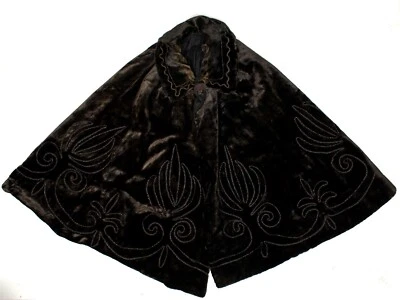 Capa de terciopelo victoriano de colección para mujer con diseño de desplazamiento con cuentas adornada negra gruesa  Foto 1 de 4