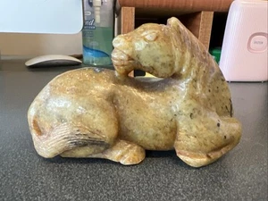 ANTIGUA FIGURA DE CABALLO RECLINADO CHINO TALLADO CELADÓN JADE - Imagen 1 de 17