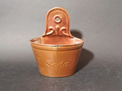 VINTAGE CUCINA RARO CONTENITORE PORTA SODA DA PARETE IN RAME PRIMA META' 900 - Immagine 1 di 4