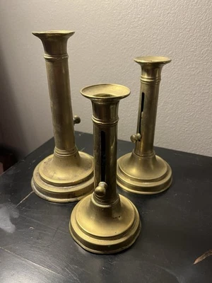 JUEGO DE 3 CANDELABROS EYECTORES LATERALES FRANCESES DE LATÓN DEL SIGLO XIX Foto 1 de 4