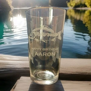 PERSONALIZADO GRABADO PEZ CARPA PINTA VIDRIO PESCADOR PESCADOR REGALO CUMPLEAÑOS - Imagen 1 de 2