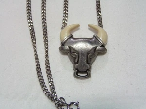 ...Vintage AVON...Silberfarbene Halskette mit Stier mit Plexiglas... - Bild 1 von 5
