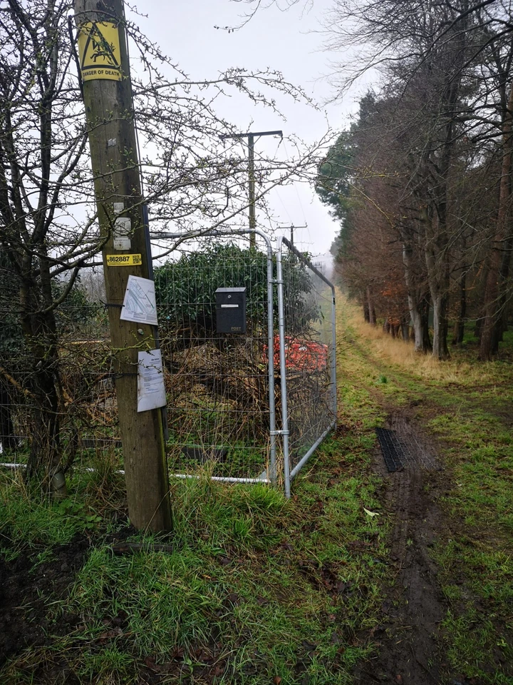 Plot of Land 690SQM = 30m x 23m at New Road, Berkhamsted, near London FREEHOLD - Image 1 of 4