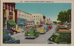 SHELBY NC BUSINESS DISTRICT ~ NEGOZI E VECCHIE AUTO ~ CARTOLINA LINO CONTEA DI CLEVELAND - Foto 1 di 2