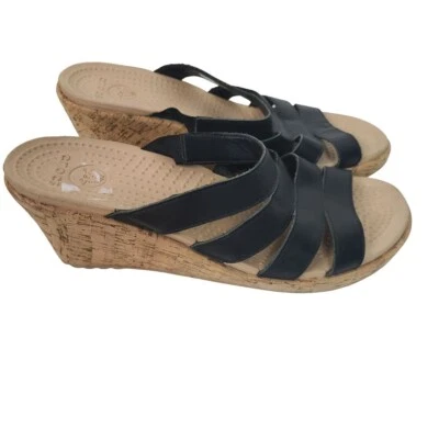 Sandalias Crocs para mujer 9 de cuero negro A Leigh de corcho con tacón de cuña sin cordones Foto 1 de 4