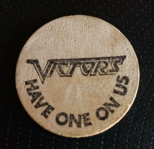 Sammlerstück Florida Local Bar "VICTORS" Werbung Holz Getränk Medaille/Chip - Bild 1 von 4