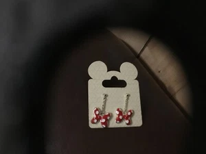 Pendientes de arco colgantes postes de Disney Minnie Mouse NUEVOS raros caléndula - Imagen 1 de 3