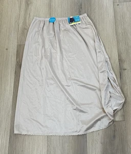 VANITY FAIR Women's Half Slip Nude 11760 26" Anti-Static Sleek Smooth Medium NWT - Picture 1 of 8