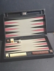 Juego de Backgammon de Viaje de Pressman Toy Corp. Estuche de 6,5 x 4 x 1" - Imagen 1 de 5