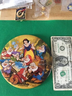 ВИНТАЖНЫЙ JUMBO 6 «DISNEY СНЕГ БЕЛЫЙ И СЕМЬ ГНОМОВ КРУГЛЫЙ ЗНАЧОК B391 - Изображение 1 из 4