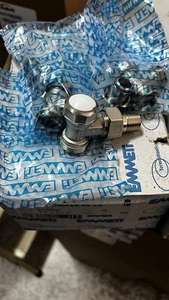KIT TERMOSIFONE VALVOLA E DETENTORE SQUADRA 3/8 Emmeti Rame Plastica Multistrato - Foto 1 di 3