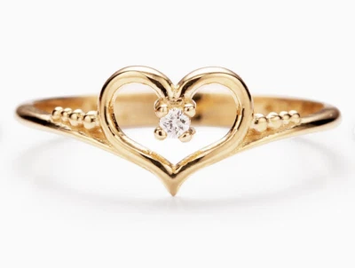 Anillo de oro amarillo de 10 quilates con diseño de corazón hueco hecho a mano de moissanita redonda única Foto 1 de 4