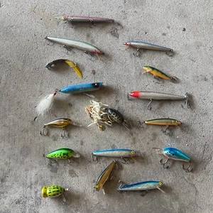Assorted Fishing Lures Lot Uncles old Tacklebox - Picture 1 of 10