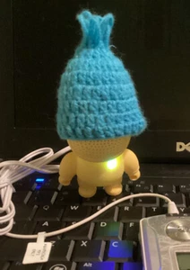 Imixd Audiobot yellow speaker man with blue knit hat EUC - Photo 1 sur 11