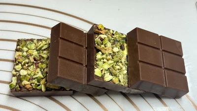 4 Milk Dubai Chocolate cuadrado con relleno cremoso crujiente y tapa de pistacho 260g. Foto 1 de 4