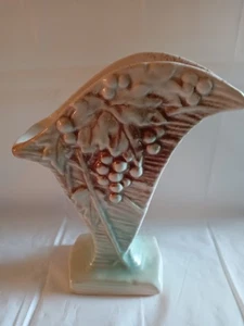 McCoy Pottery Ceramic Rustic Grape Leaf Fan Vase / Grapevine Vintage 1940s - Picture 1 of 4