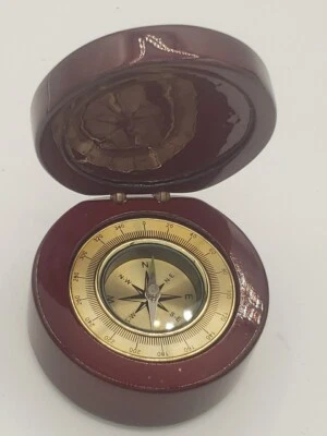 Caja redonda de madera con brújula de navegador-caoba, D-3", H-1,5" reformada. Precio de venta sugerido por el fabricante: $80 Foto 1 de 3