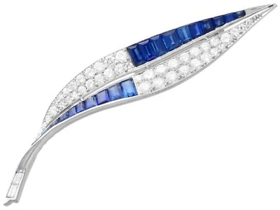 Broche antiguo de zafiro de 2,54 quilates, diamante de 3,25 quilates y hoja de platino alrededor de 1930 Foto 1 de 4