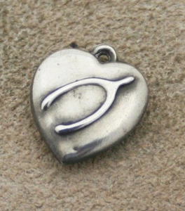 DIJE CORAZÓN HINCHADO PLATA ESTERLINA VINTAGE - Wishbone con Engr. "Richard" - Imagen 1 de 2