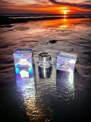 Essence Lidschatten Topper Multichrome Flakes 01 Galactic Vibes Blau Lila Chrome - Bild 1 von 4