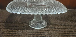 Porta torte/vetro pressato vintage 10,5" piedistallo quadrato motivo diamante alto 5" - Foto 1 di 7