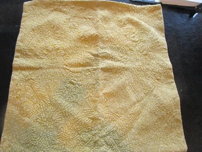 Funda de almohada Pottery Barn Bakari bordada dorada 18 sesión de fotos muestra Foto 1 de 2