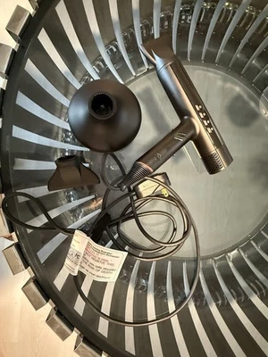 Skin Research Institute (SRI) DryQ secador de pelo "inteligente" súper ligero de viaje Foto 1 de 4