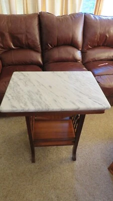 Старинный вишневый столик в викторианском стиле из белого мрамора с нижней шельфом Eastlake - Изображение 1 из 4