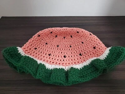 Pendientes de sandía y sombrero de cubo de ganchillo de sandía Foto 1 de 4