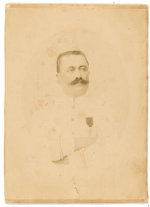 Photographie faite à Saïgon, un militaire pose médaille dédicace à Alleysson - Foto 1 di 2