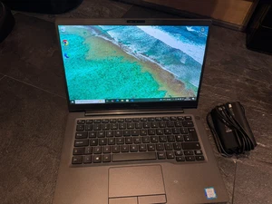 Ordinateur portable Dell Latitude 7300, i5 (8ème génération), 8 Go de RAM, SSD 256 Go, tache blanche sur écran - Photo 1/7