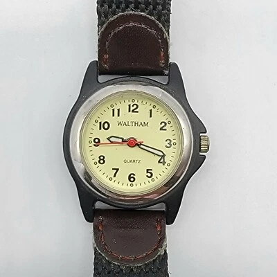 Reloj informal Waltham para mujer 24 mm tono plateado correa de nailon negro, funciona Foto 1 de 4