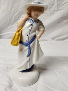 Royal Doulton Childhood Days DRESSING UP Figur HN# 2964 - NEUWERTIG! - Bild 1 von 5