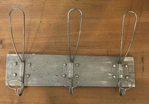 Kleiderhaken aus Metall im Industrial Style mit 3 Haken mit Patina-Finish in Silber - Bild 1 von 6