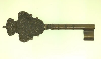 LLAVE PUERTA GRANDE CONTINENTAL SIGLO XIX - TERMINAL DECORADO CON ESCUDO 2 DE 3 Foto 1 de 4