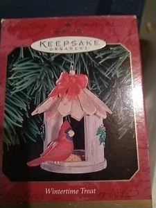 De colección 1999 HALLMARK RECUERDO Retiro de Invierno Cardenal Alimentador de Pájaros Orna T26 - Imagen 1 de 2