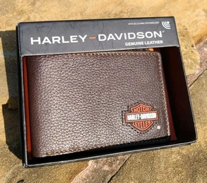 Portafoglio HARLEY-DAVIDSON bi-piega pelle ciottoli tasca anteriore barra scudo logo marrone - Foto 1 di 4