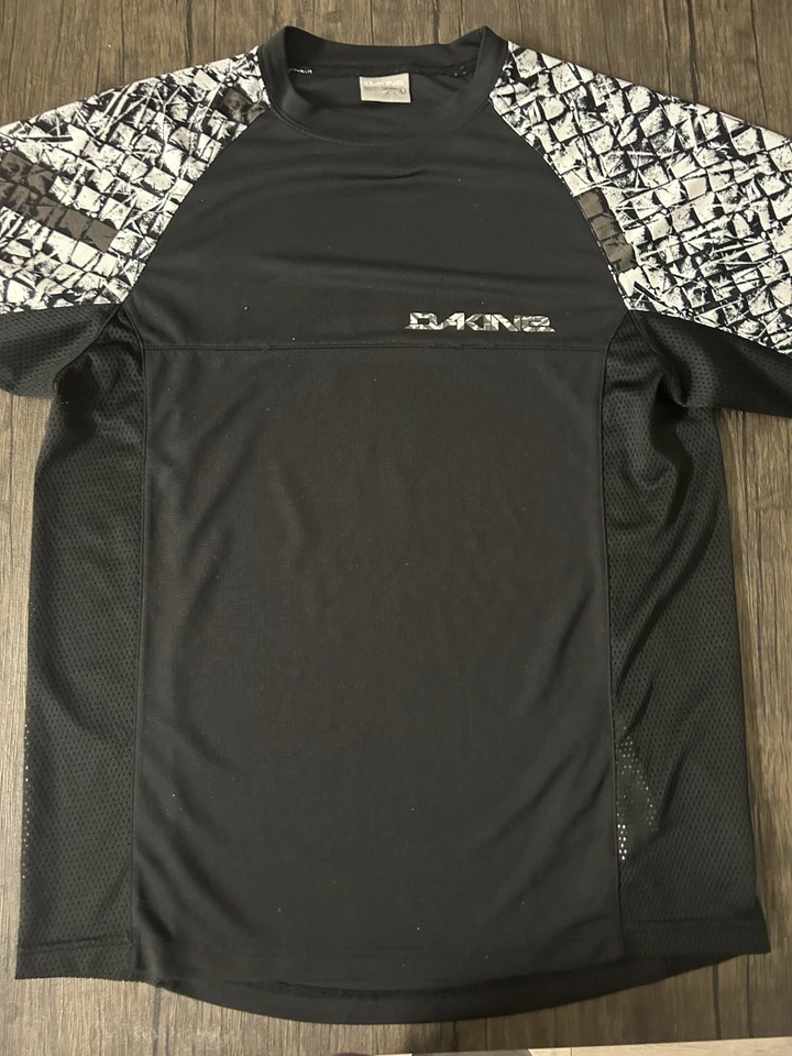 Camiseta Dakine Thrillium S/S UPF elástica anti microbiana/odor preta masculina tamanho G - Imagem 1 de 4