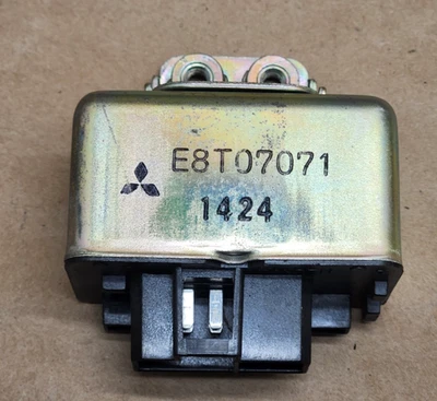 90-94 1G Mitsubishi Eclipse Eagle Talon OEM Fuel Pump Relay E8T07071 4G63 DSM - Image 1 of 4
