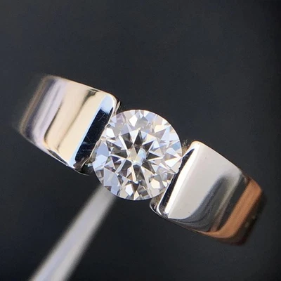 Anillo de compromiso redondo de diamantes HPHT creado en laboratorio de 2,0 quilates enchapado en oro blanco de 14 quilates para hombre Foto 1 de 4