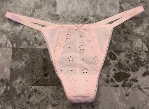 Mutandine nuove con etichette Victoria's Secret rosa con occhielli ricamati picot trim fiocco stringa a v - Foto 1 di 3