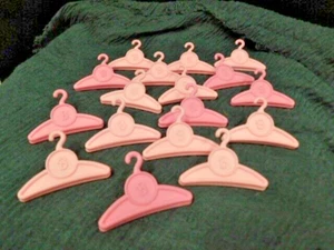 Muñeca Barbie Mattel Muy Dulce 17 Pequeños Extras Perchas con Clip Dos Tonos Rosa - Imagen 1 de 1