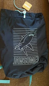 Nueva con etiquetas Mochila de Playa Tiburón Jawsome Tiburón Cordón Negra/Azul Niños - Imagen 1 de 2